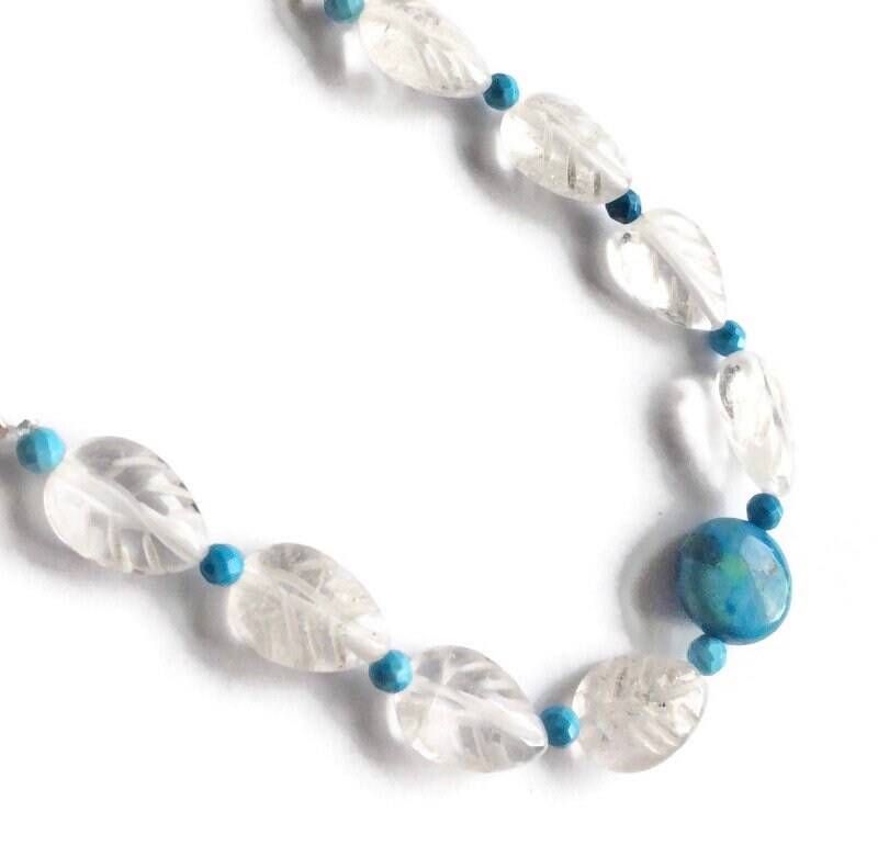 Halsreif Aus Bergkristall Und Türkis von BorealisJewellery