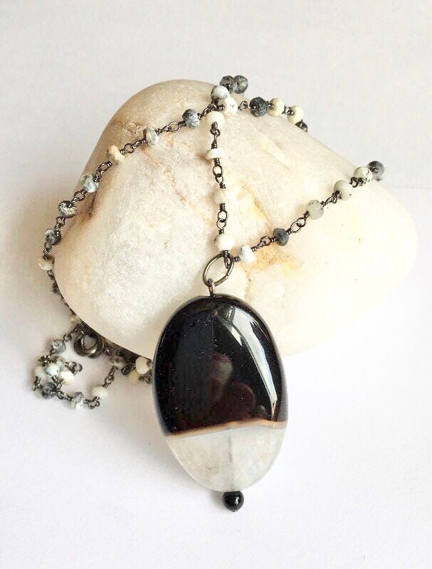 Langer Schwarz-Weißer Achat Anhänger von BorealisJewellery