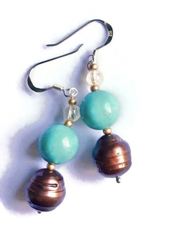 Ohrringe Aus Türkisblau Und Schokoladenperlen von BorealisJewellery