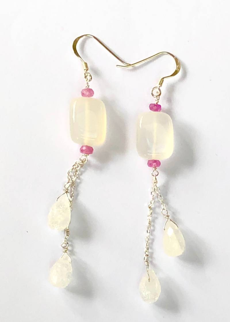 Ohrringe Mit Weißem Chalcedon, Rosa Saphir Und Quarz von BorealisJewellery