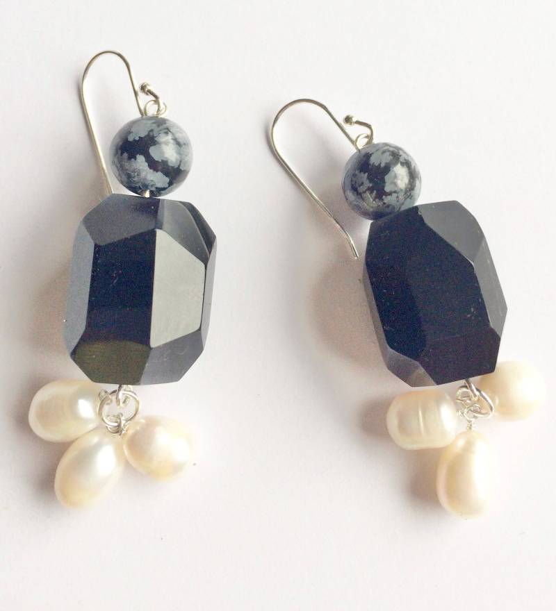 Onyx Und Perlen Chandelier Ohrringe von BorealisJewellery