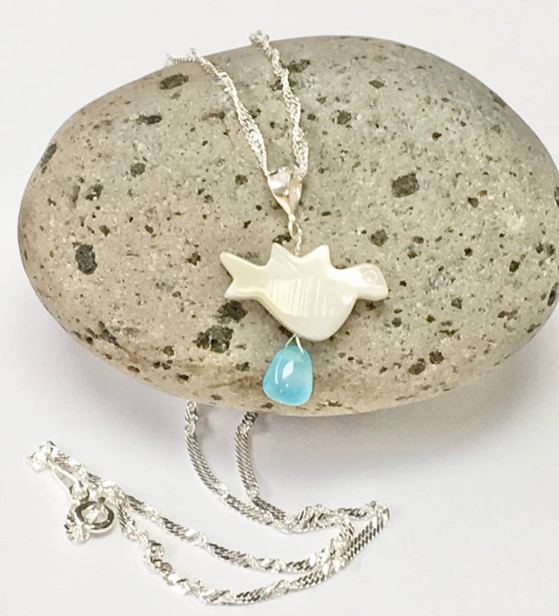 Perlmutt Taube Anhänger von BorealisJewellery