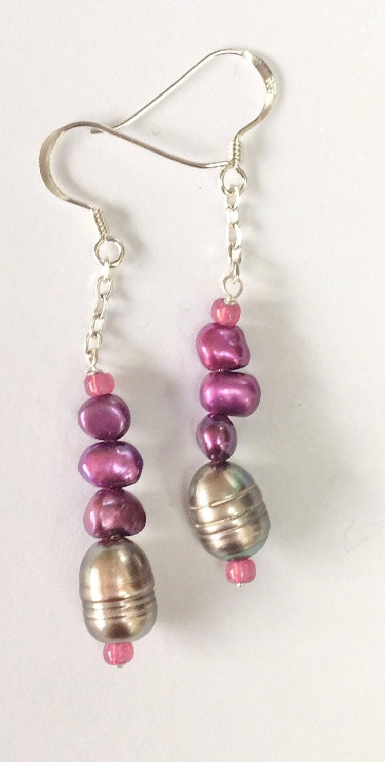 Pfau Und Fuchsia Perlenohrringe von BorealisJewellery