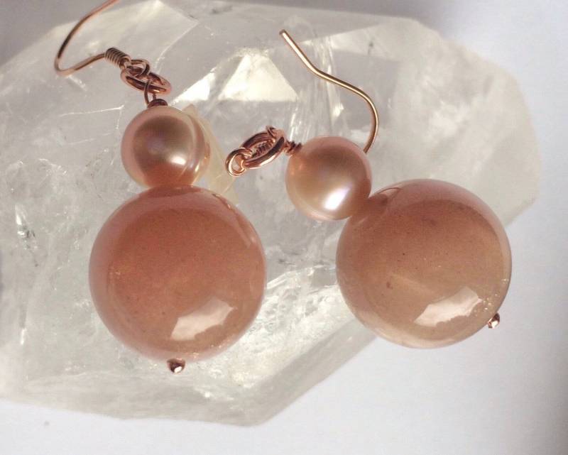 Pfirsich Mondstein Ohrringe von BorealisJewellery
