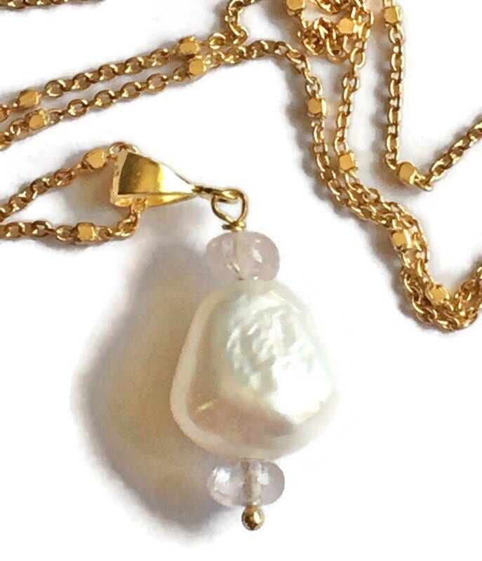 Reduzierter Morganit Und Barocker Perlenanhänger von BorealisJewellery