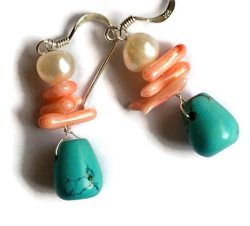 Rosa Koralle, Perle Und Türkis Magnesit Ohrringe von BorealisJewellery