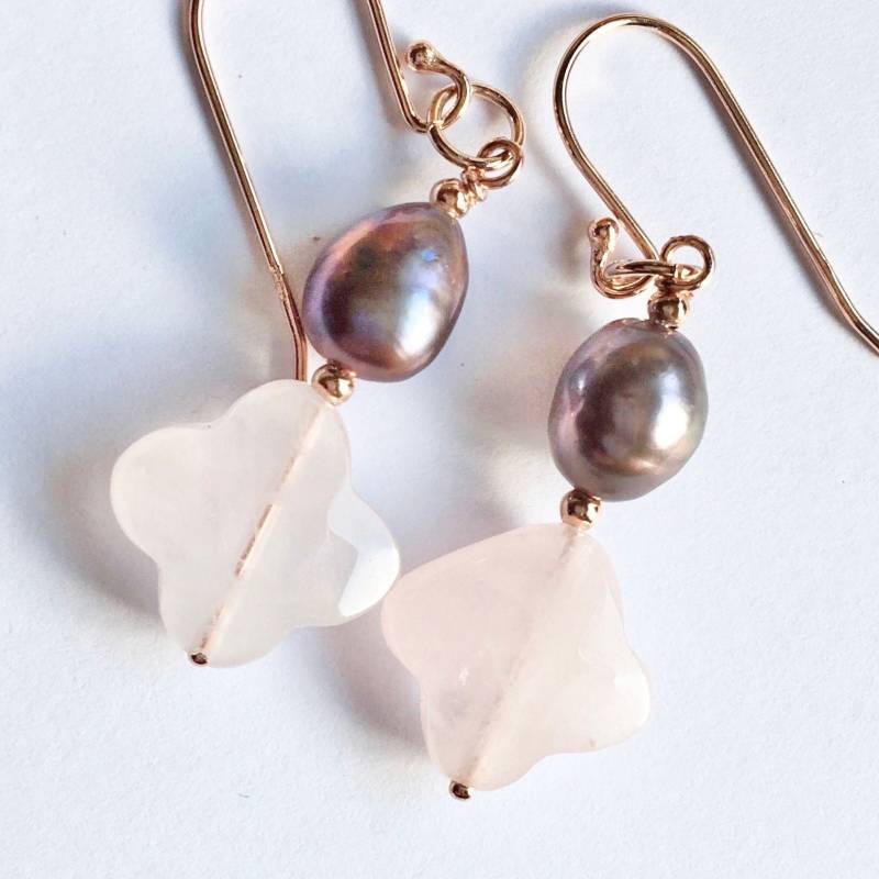 Rosenquarz Blüten Ohrringe von BorealisJewellery
