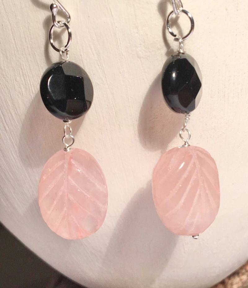 Rosenquarz Und Onyx Ohrringe von BorealisJewellery