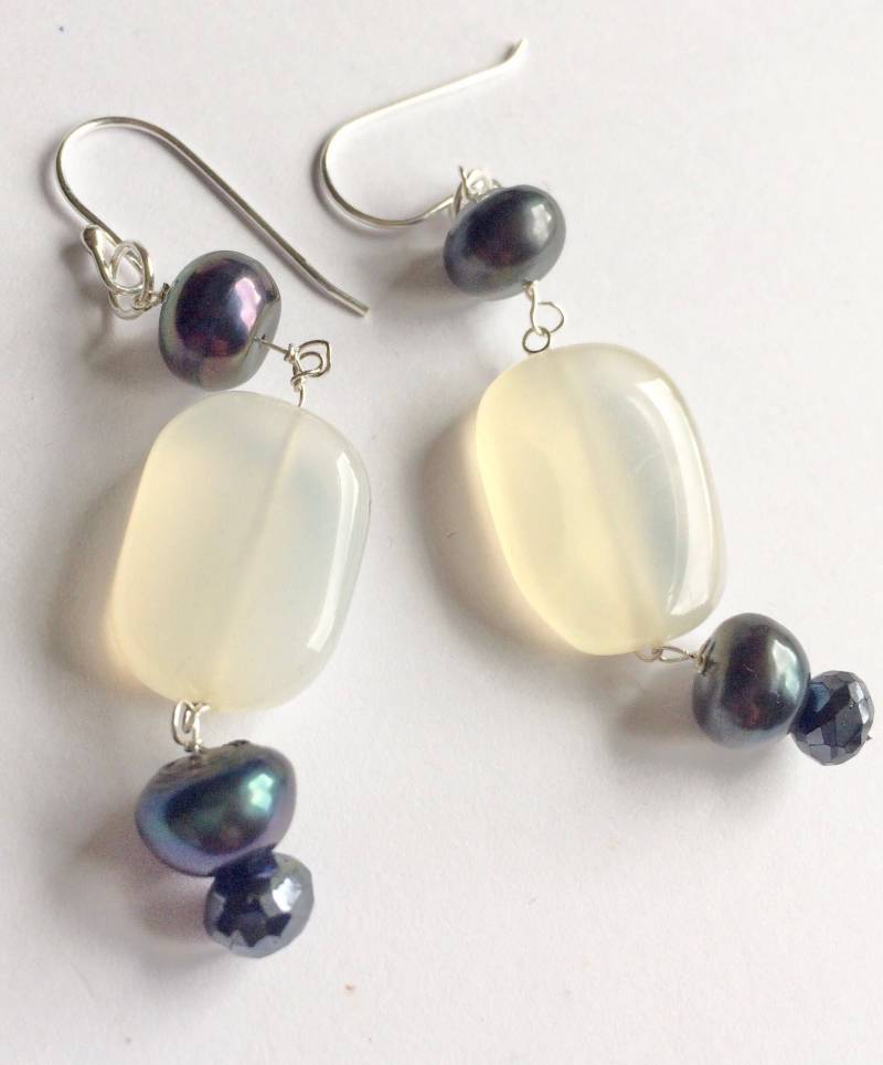 Schwarze Perlen Und Chalcedon Ohrringe von BorealisJewellery
