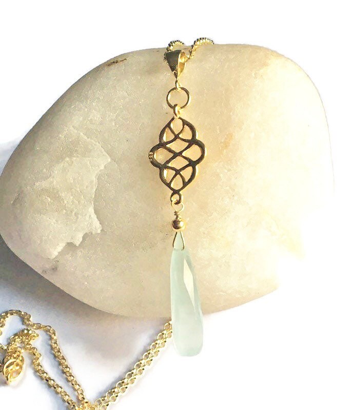 Tropfenförmiger Anhänger Aus Blauem Chalcedon von BorealisJewellery