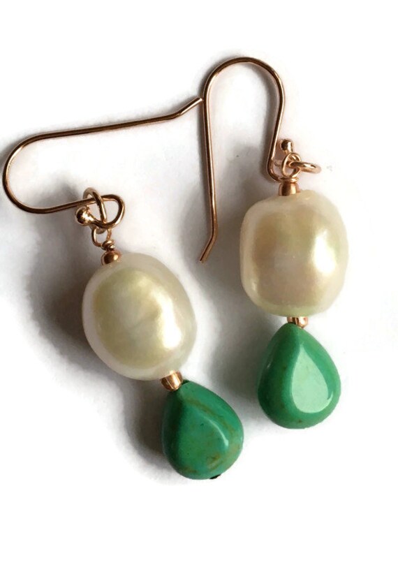 Türkis Und Weiße Perlen Ohrringe von BorealisJewellery