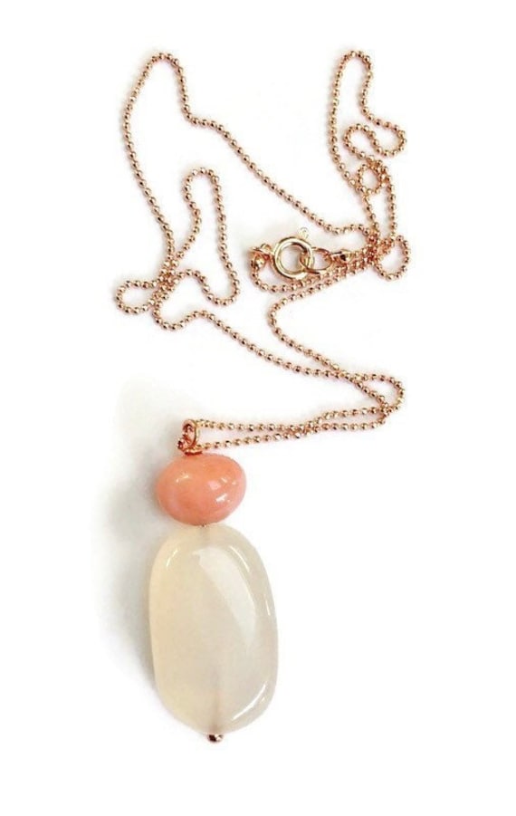 Weißer Chalcedon Und Pfirsich Achat Anhänger von BorealisJewellery