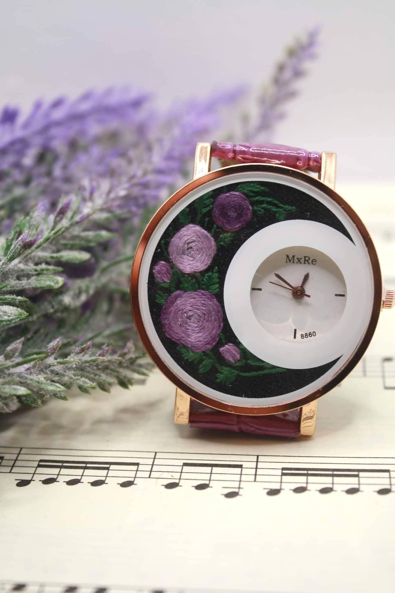 Handgemachte Bestickte Uhr Mit Lila Rosen - Handuhr Frauen Mutter Geschenk Handgemachte Bestickte Uhr Mit Lila Rosen - Handuhr Frauen Mutter Geschenk von BorgesArtJewelry