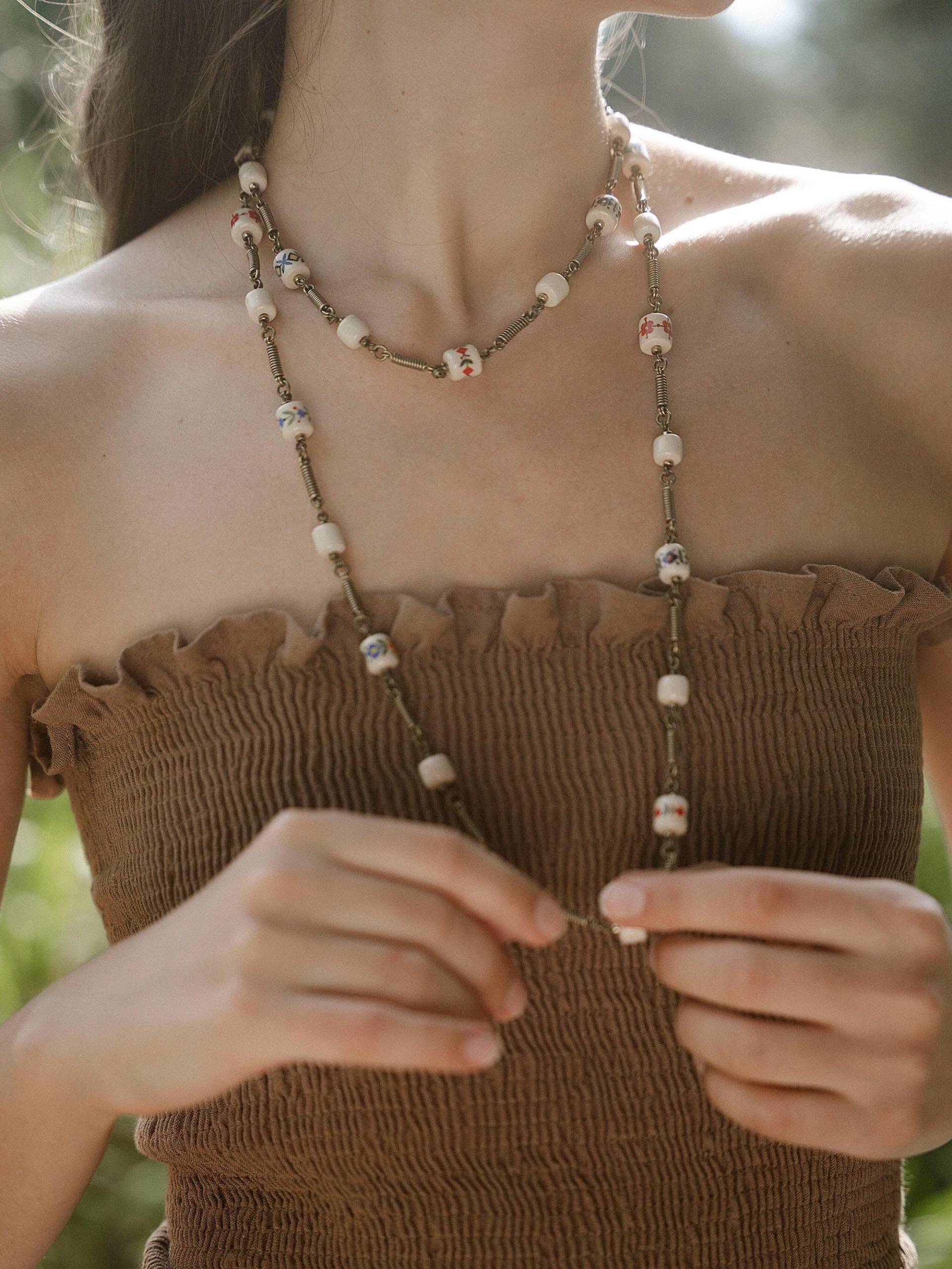 Handgemachte Weiße Tonperlenkette Spiralförmige Messingkette, Wandelbarer Gürtel von BoriychukJewelry