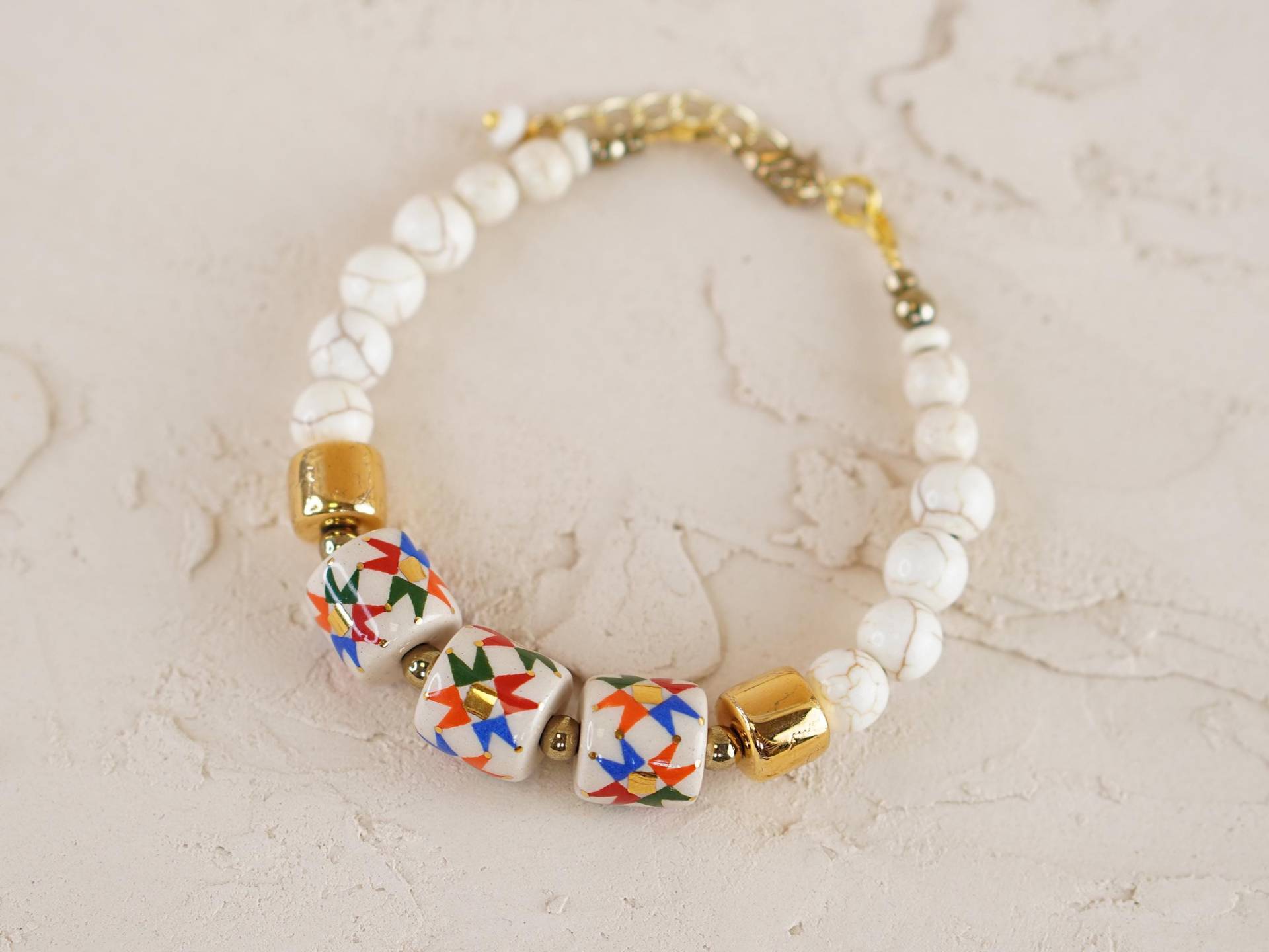 Weihnachten Stern Armband Geschenk Für Sie, Weiß Und Gold Howlith Perlen Armband, Handbemalte Keramik Urlaub Schmuck, Winter Geschenkidee von BoriychukJewelry