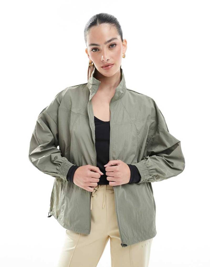 Born Living Yoga - Amara - Stylishe Windjacke in Camuflaje-Grün von Born Living Yoga