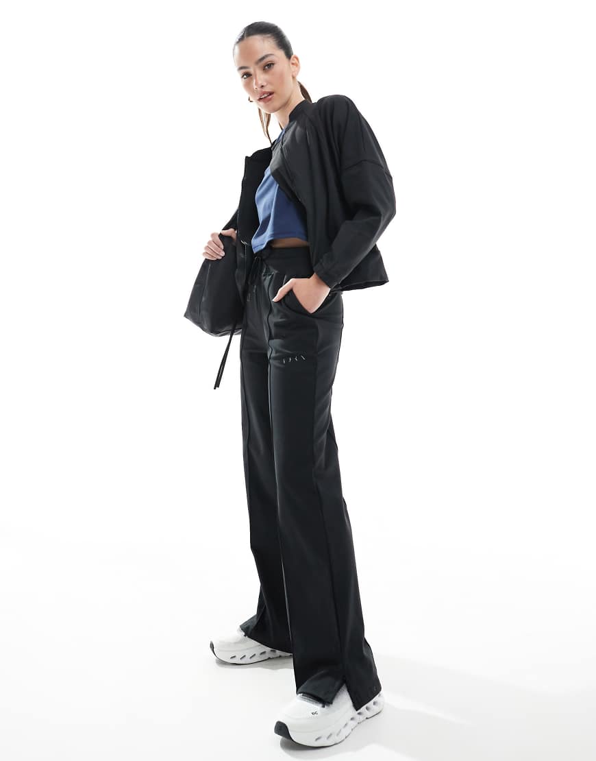 Born Living Yoga - Leila - Bequeme gerade geschnittene Hose in Schwarz Born Living Yoga - Leila - Bequeme gerade geschnittene Hose in Schwarz von Born Living Yoga