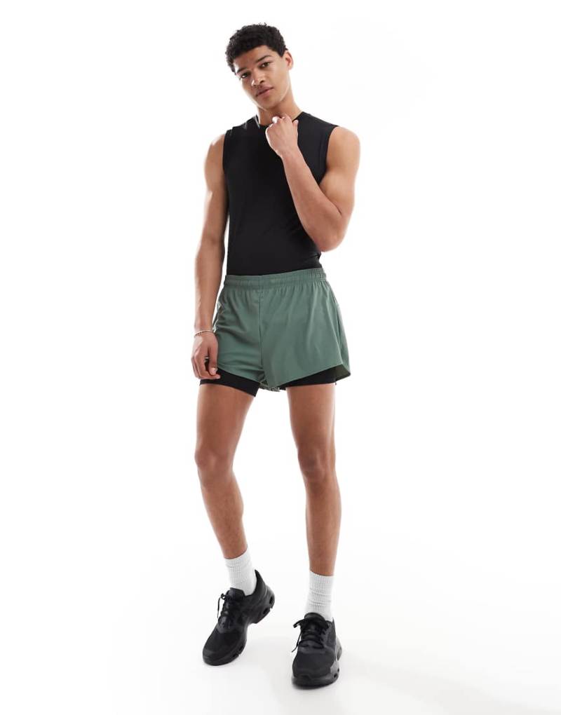 Born Living Yoga - Ontario - Sport-Shorts in Spargel-Grün/Schwarz mit integriertem Slip-Bunt von Born Living Yoga