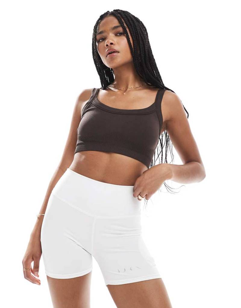 Born Living Yoga - Retro - Shorts in Weiß mit Seitentasche von Born Living Yoga