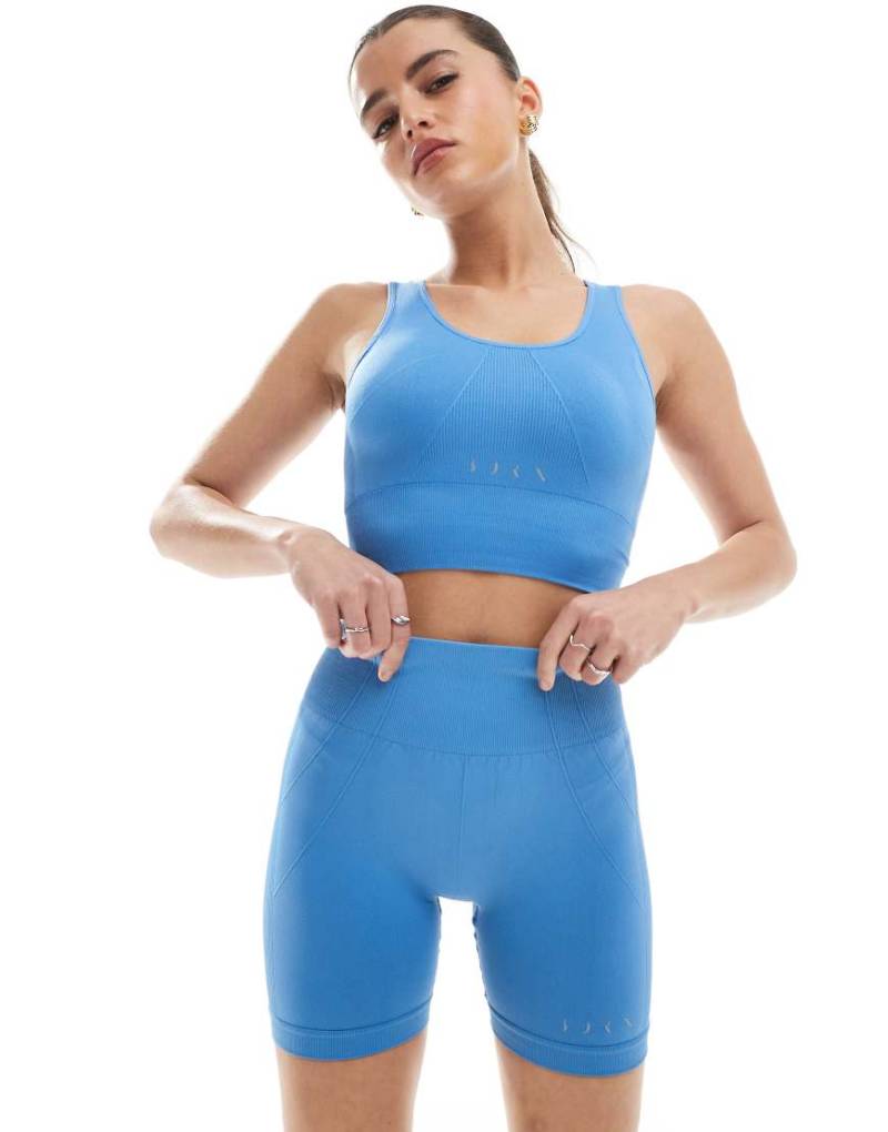 Born Living Yoga - Urdhva - Nahtlose Shorts in Seladon-Blau von Born Living Yoga