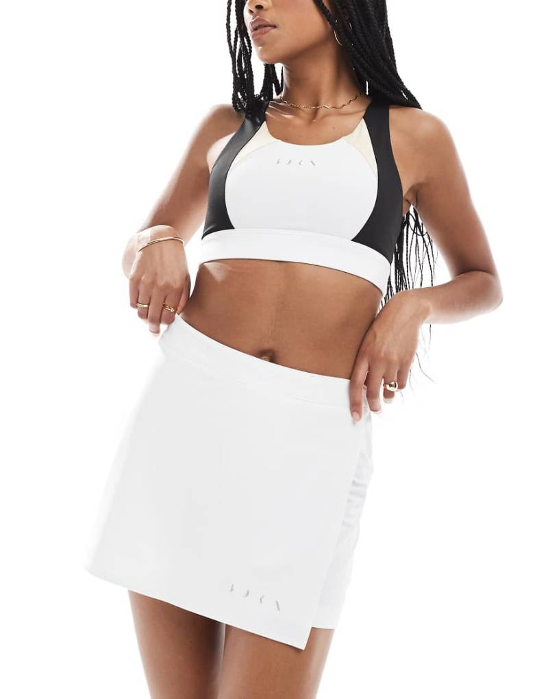 Born Living Yoga - Valley - Rock in Weiß mit integrierter Shorts und Tasche hinten von Born Living Yoga