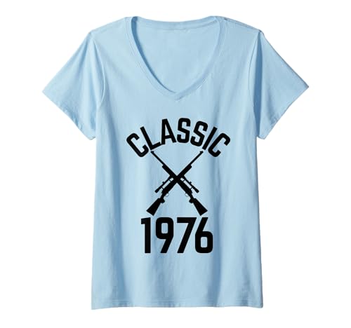 Damen Classic 1976 mit Jagdgewehren T-Shirt mit V-Ausschnitt Damen Classic 1976 mit Jagdgewehren T-Shirt mit V-Ausschnitt von Born and hunting in the 70's