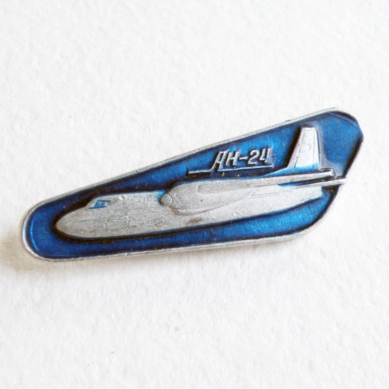 An-24 Flugzeug Emaille Pin An-24 Abzeichen Hipster Rucksack Pins Reisegeschenke Reisetasche Dekor von BornInTheSoviet