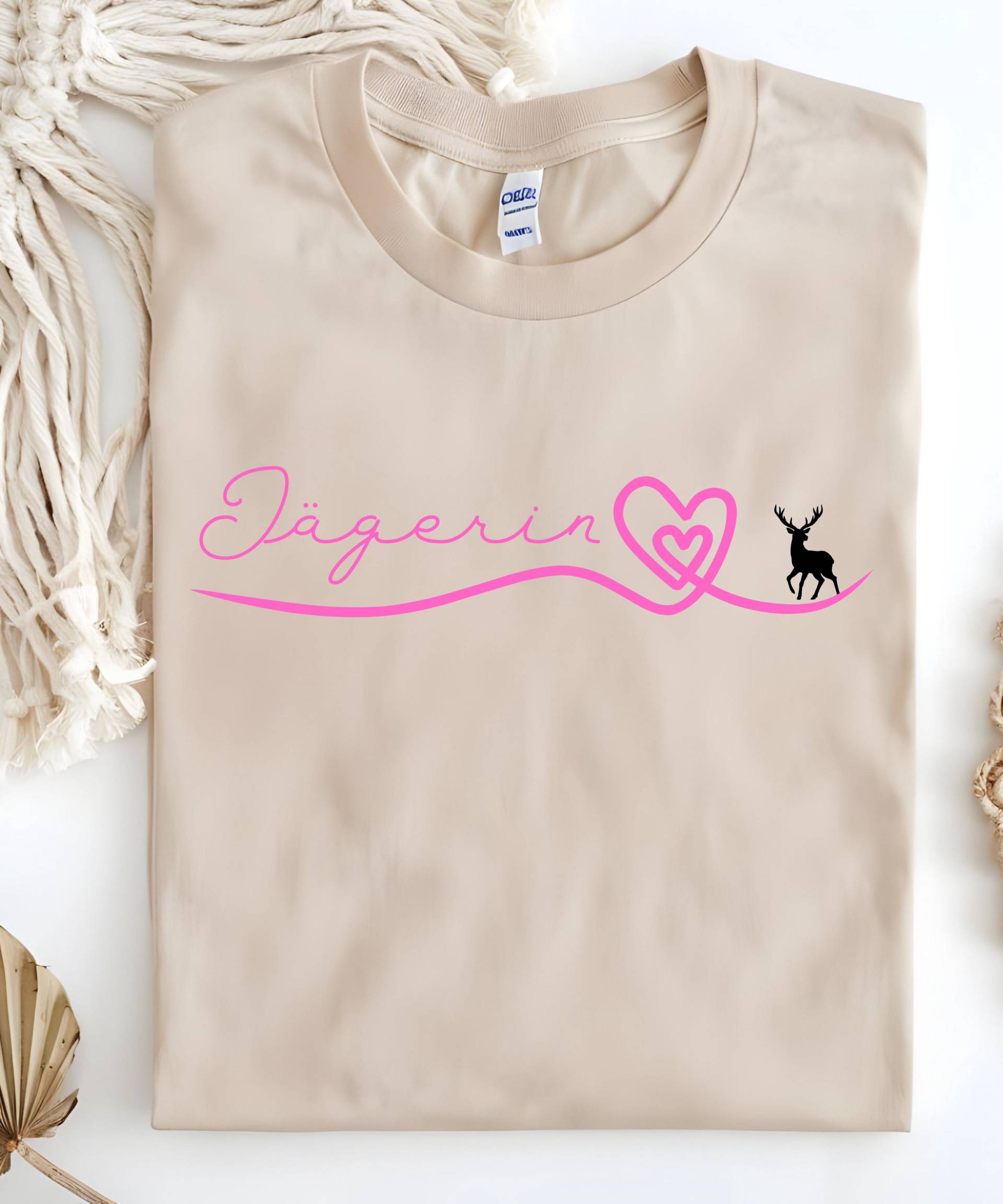 Jägerin T-Shirt, Herz Hirsch, Geschenk Jägerin, Huntress Shirt, Jagdshirt, Jagdmode Damen, Outdoor T-Shirt, Jagd Frau, Hirsch Damen von Bornie22