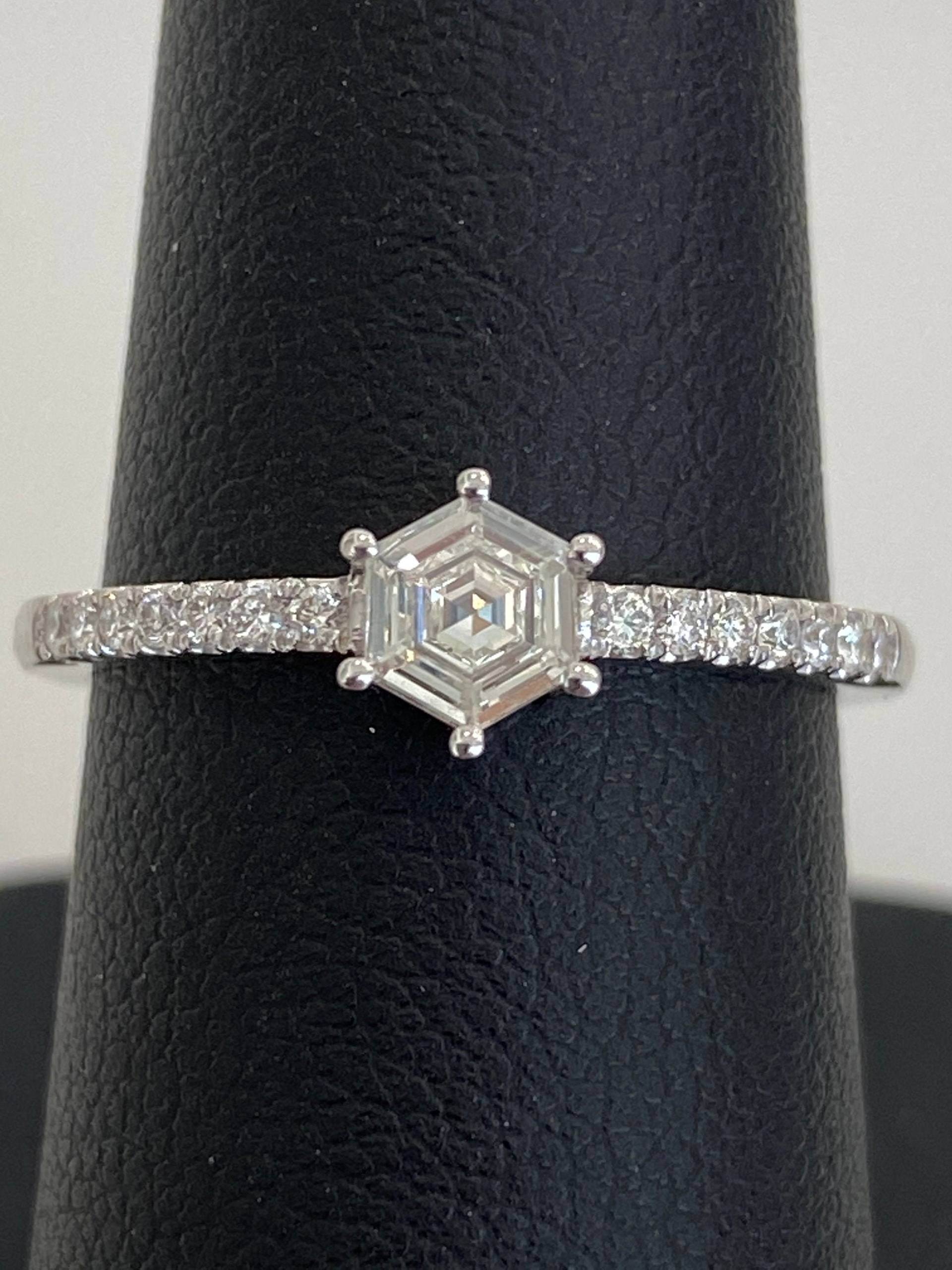 18K Karat Weißgold Damen Ring 0, 25 Karg Sechseck Form Schritt Geschnitten Diamant Solitär Mit Band Schulter Geschenk Für Ihren Schmuck von BorohanFineJewelry