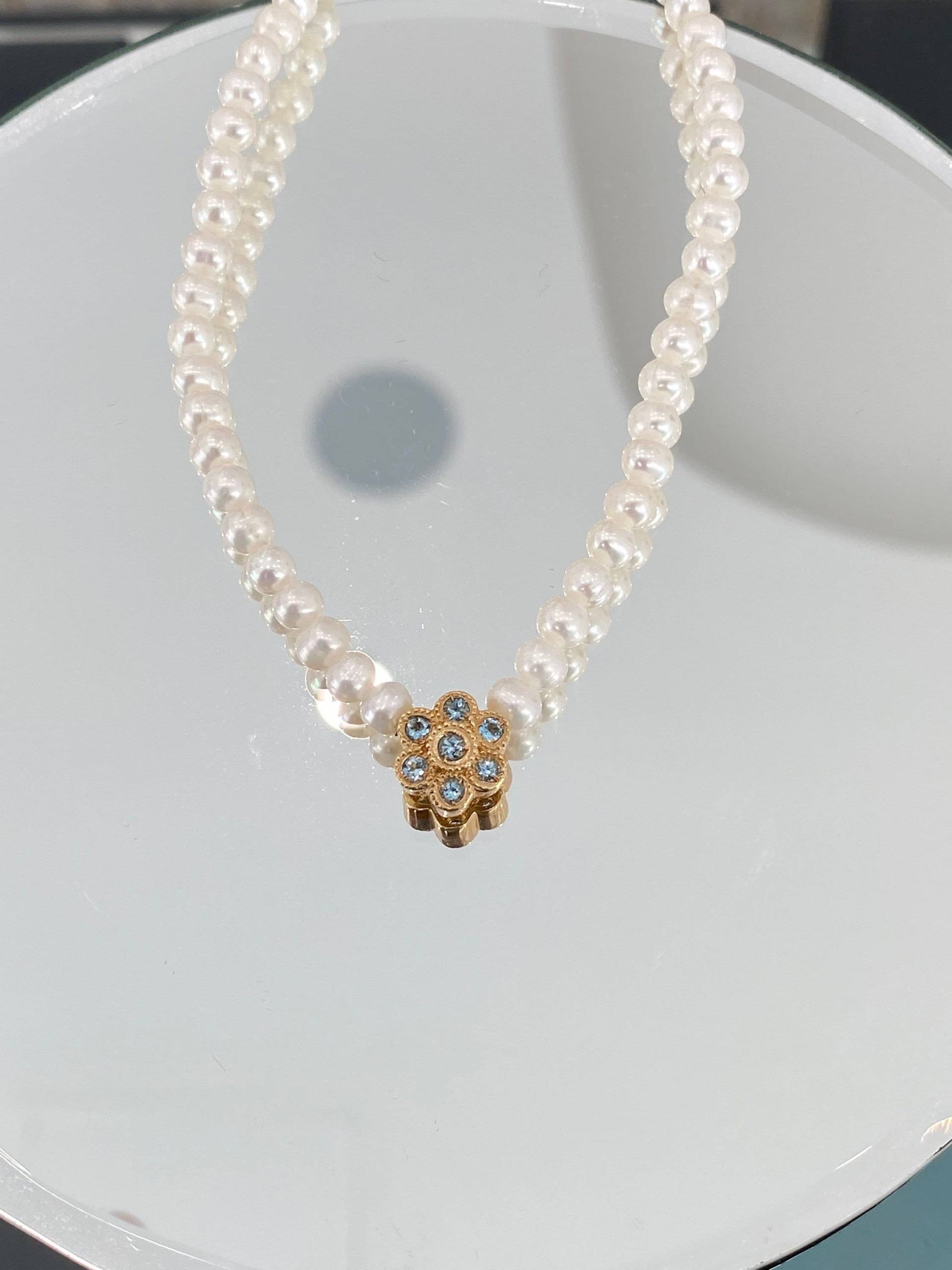 Luxus Custom Damen Schmuck Süßwasser Perlen Kette Halskette Massiv Gelb Gold Blumen Anhänger Mit Hellblauem Aquamarin in 14K Karat von BorohanFineJewelry