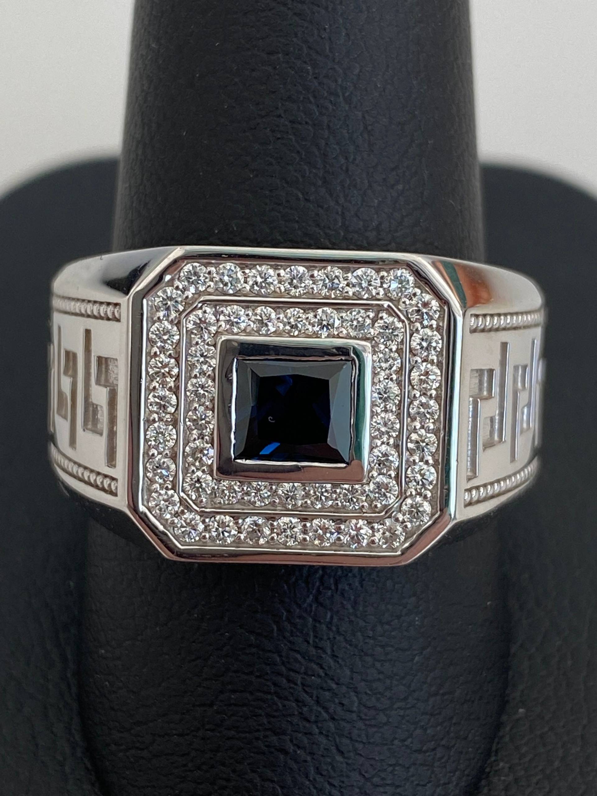 Neuankömmlinge Luxus Edelschmuck Herren Statement Signet Ring Mit Double Halo Vvs Diamanten & 0, 70 Ct Blau Saphir 18K Weißgold von BorohanFineJewelry