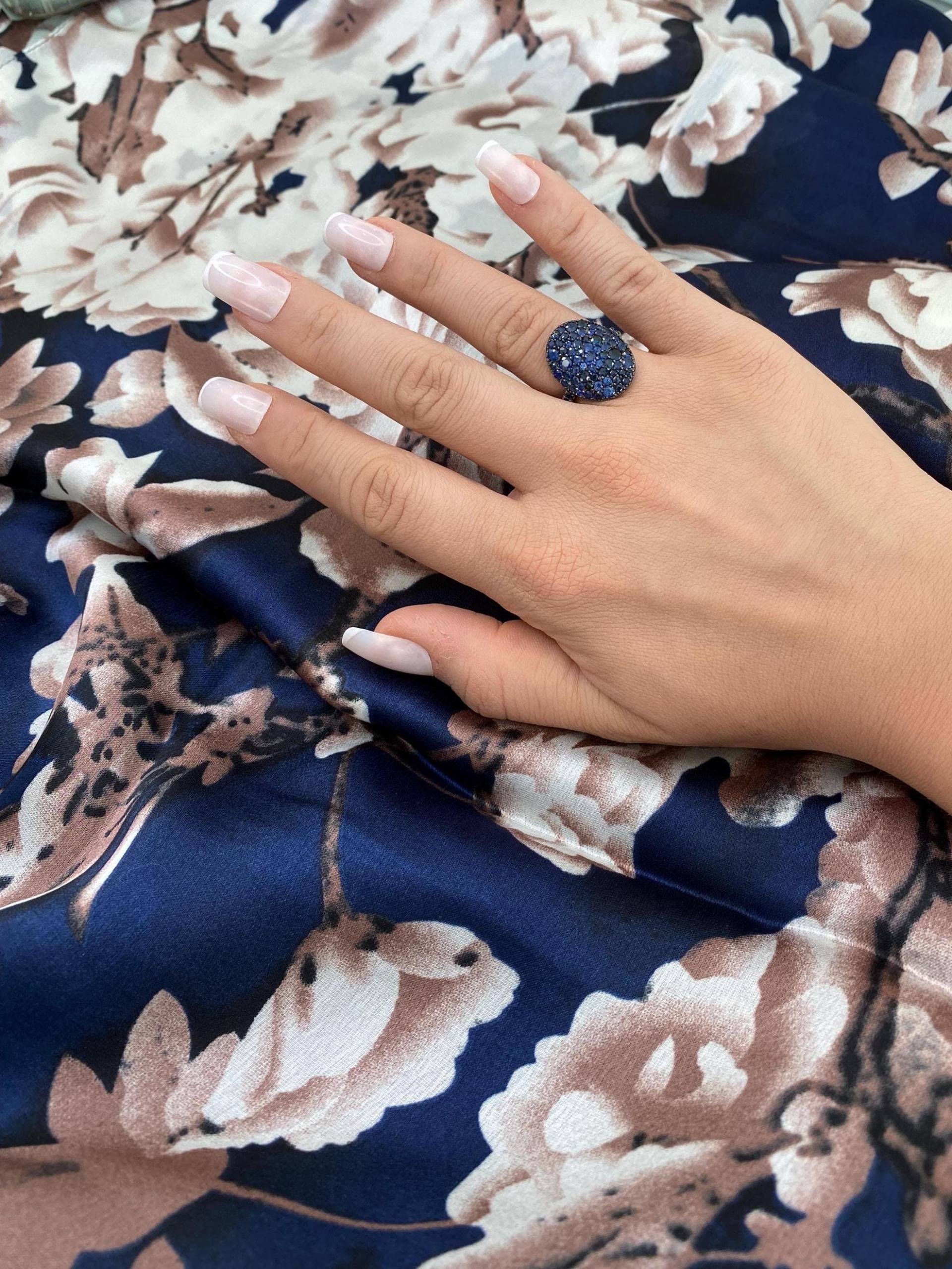 Oval Form Damen 18K Rhodium Überzogene Schwarzgold Runde Brilliantschliff Blauer Saphir Benutzerdefinierte Ring Hochzeitsgeschenk Luxus Feinschmuck Oval Form Damen 18K Rhodium Überzogene Schwarzgold Runde Brilliantschliff Blauer Saphir Benutzerdefinierte Ring Hochzeitsgeschenk Luxus Feinschmuck von BorohanFineJewelry