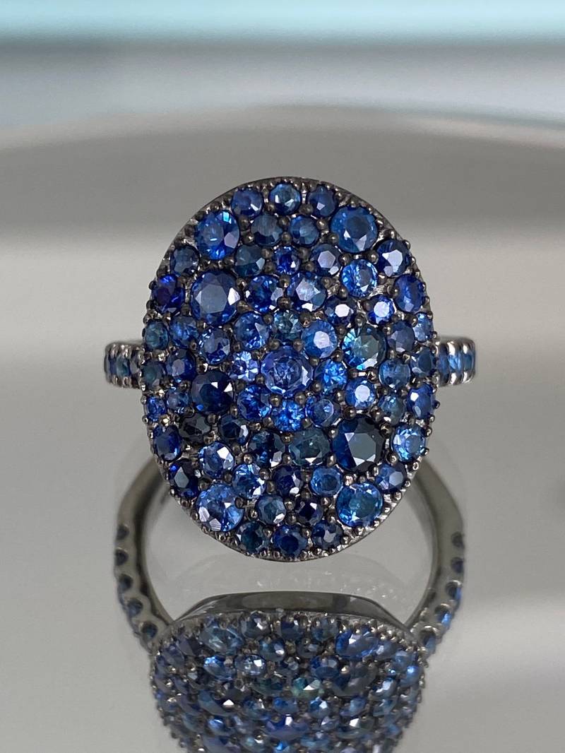 Ovale Form Damen 18K Rhodiniert Schwarz Gold Rund Brillantschliff Blau Saphir Custom Ring Hochzeit Geschenk Luxus Feinschmuck von BorohanFineJewelry