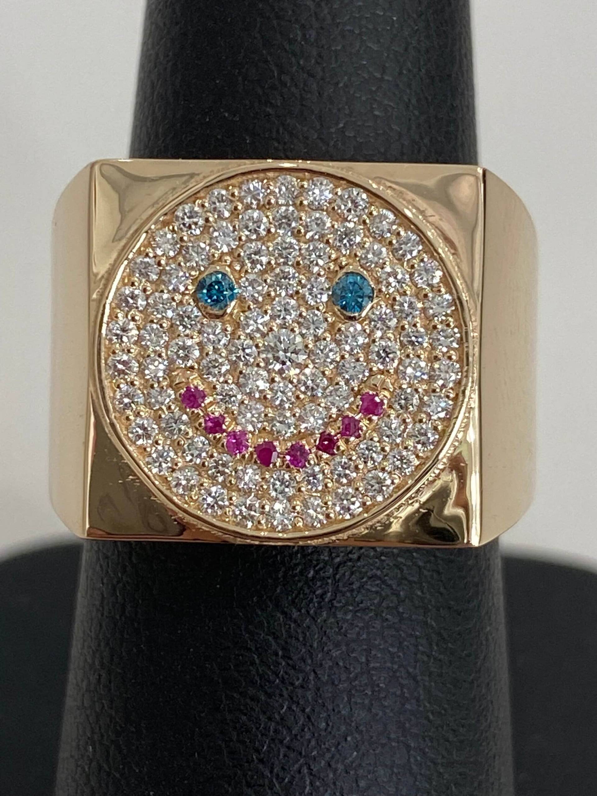 Smiley Gesicht Emoji Herren Signet Pinky Ring 14K Karat Massiv Gelb Gold Blau Diamant & Weiß Rubin Unsichtbar Set Stein Luxus Schmuck von BorohanFineJewelry