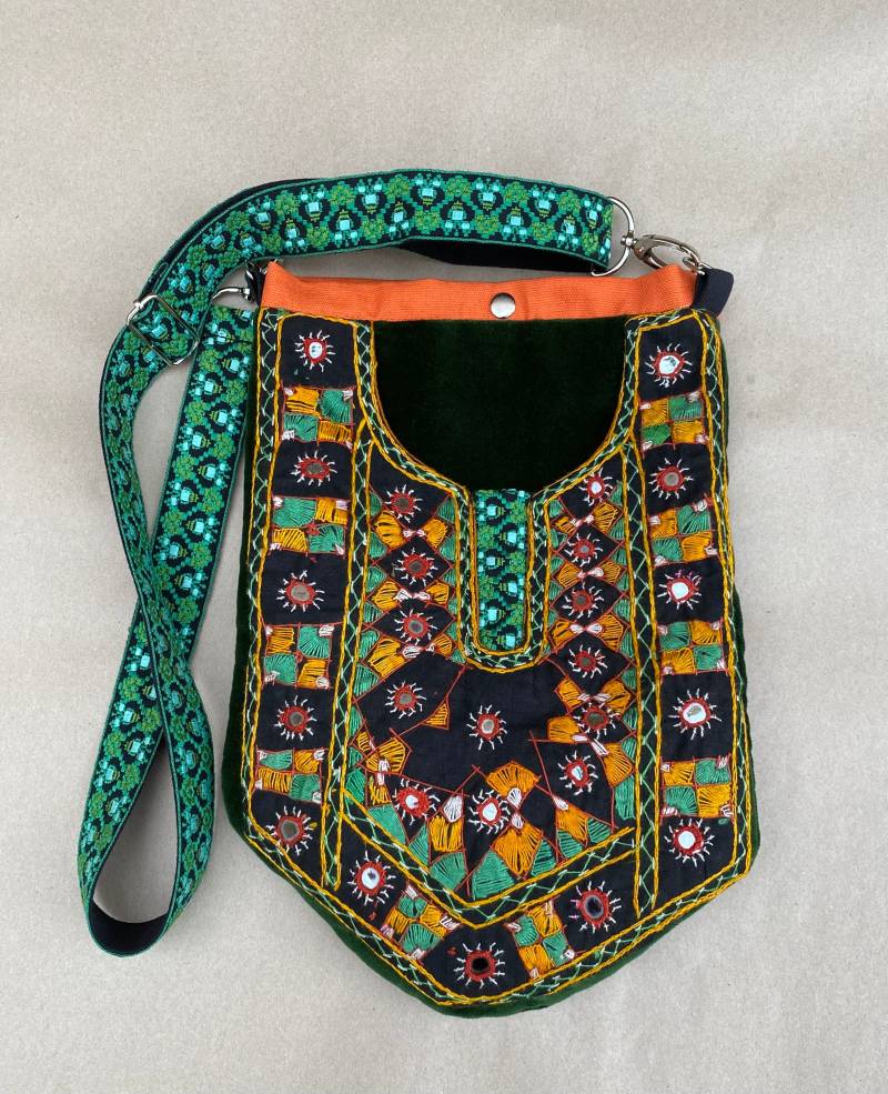 Samt Tasche Ethno Handbestickt Boho Unikat von Bortenzauber