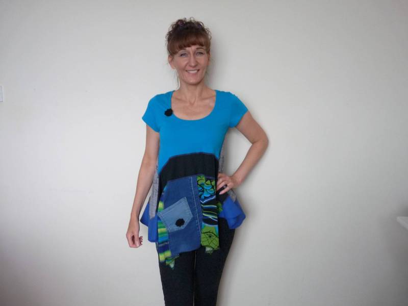 Tops Für Frauen Upcycle Jeans Shirt Top Blau T-Shirt Kleidung Frau Boho Recycle Tunika Hippie von BosaHandmade