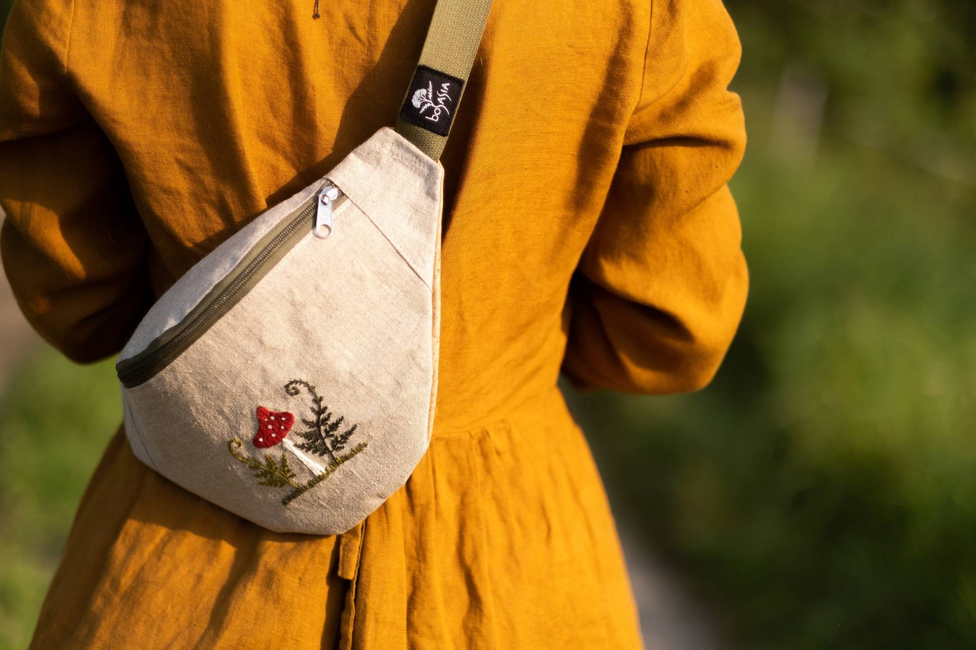 Hand Bestickte Bauchtasche, Pilze, Fliegenpilz, Farn, Leinen Festival Bauchtasche von Bosasia