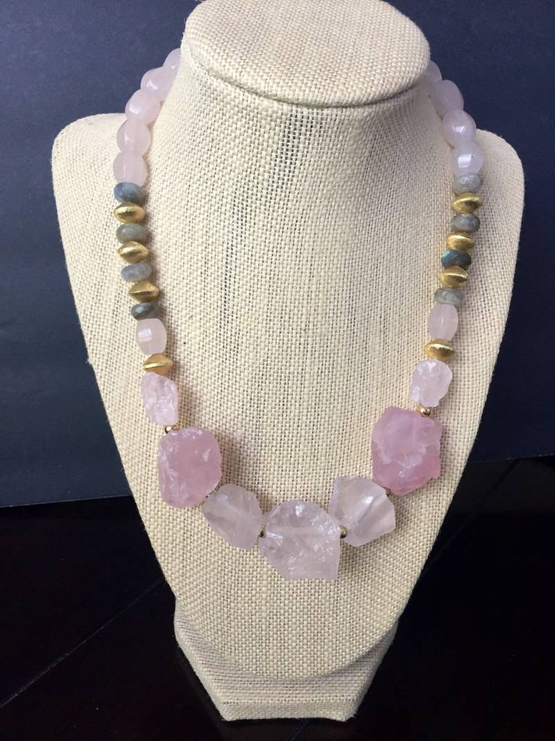 Roher Rosenquarz Heilung Statement Halskette Für Frau Rohe Kristall Bib Chunky Gold Zukünftige Schwiegermutter Geschenk Von Braut Zu Mutter von Boshar