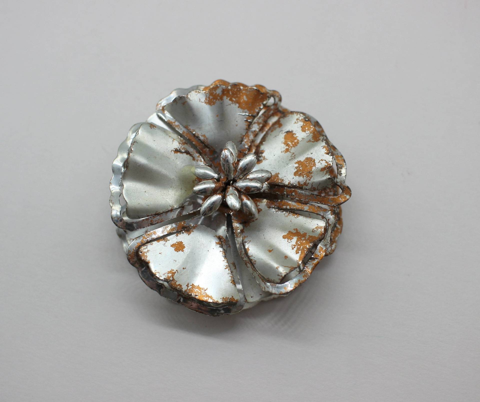 Vintage Distressed Silber Blume Brosche von BossJewelrySupply