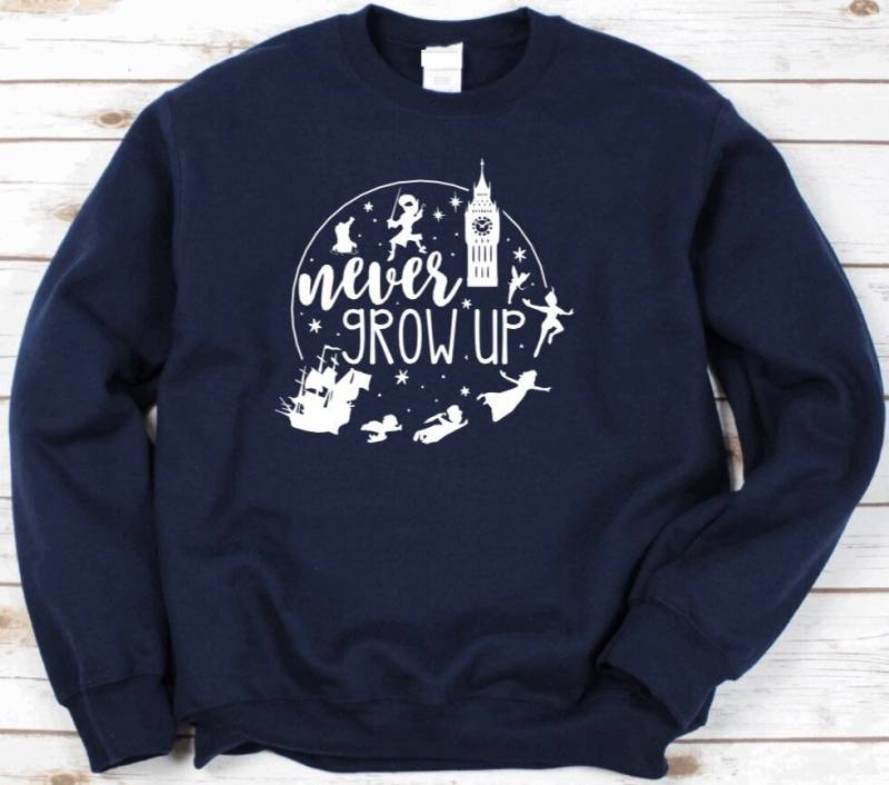 Never Grow Up Crew Neck | Erwachsene Unisex Sweatshirt von BostonBakedTees