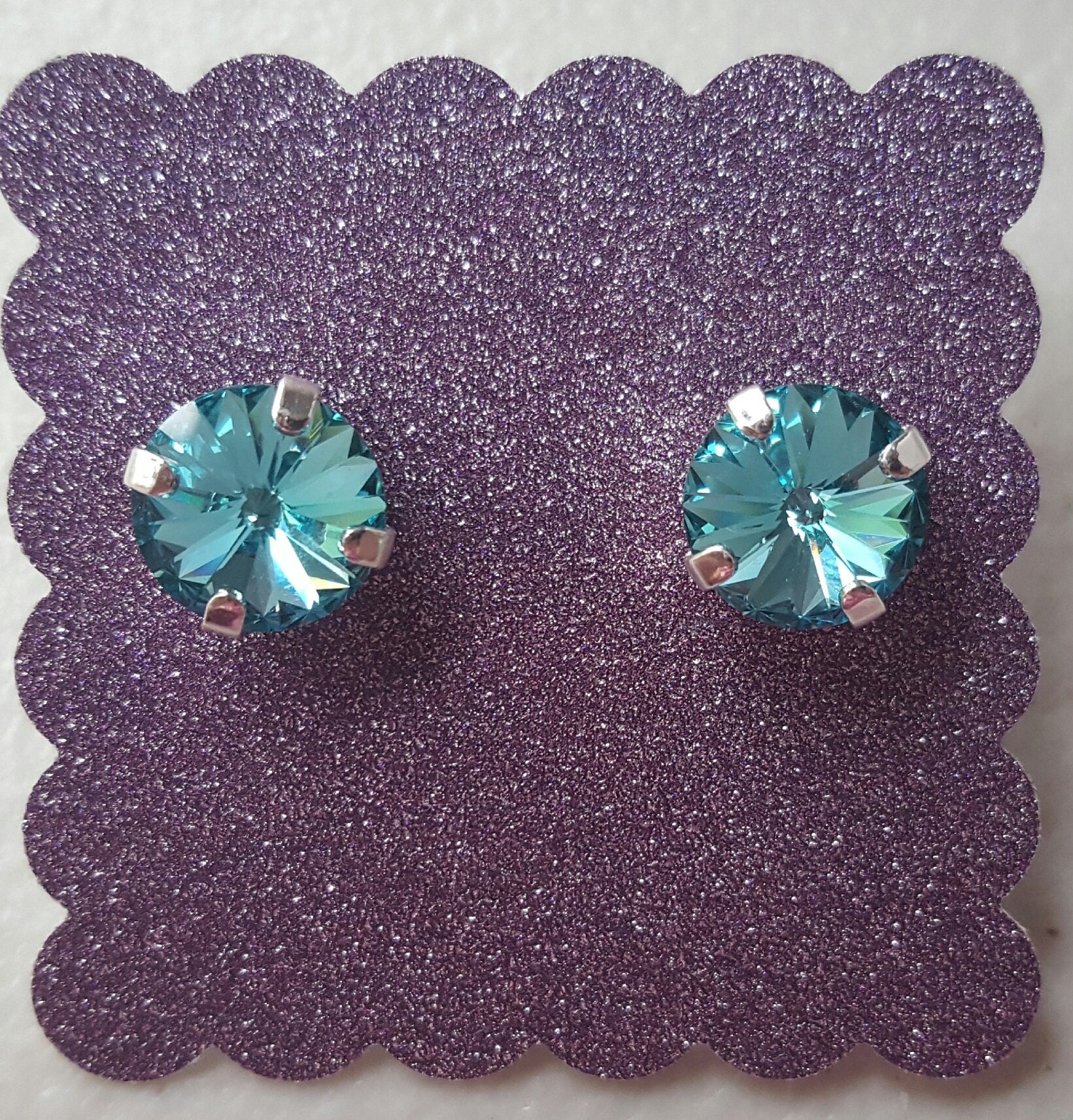 Kleine Runde Crystal Ohrstecker - Hellblau-Türkis-Kristall Kleine Runde Crystal Ohrstecker - Hellblau-Türkis-Kristall von BostonSparkleStudio