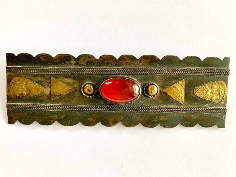 Rechteckige Messingstift Im Nahen Osten Mit Einem Orangefarbenen Stein Stil Der Scarab-Artigen Rechteckige Messingstift Im Nahen Osten Mit Einem Orangefarbenen Stein Stil Der Scarab-Artigen von BostonStyleCo