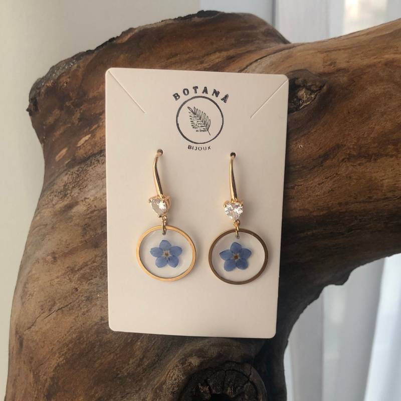 Gold | Große Runde Resin Ohrringe Mit Vergissmeinnicht Blüten von BotanaBijoux