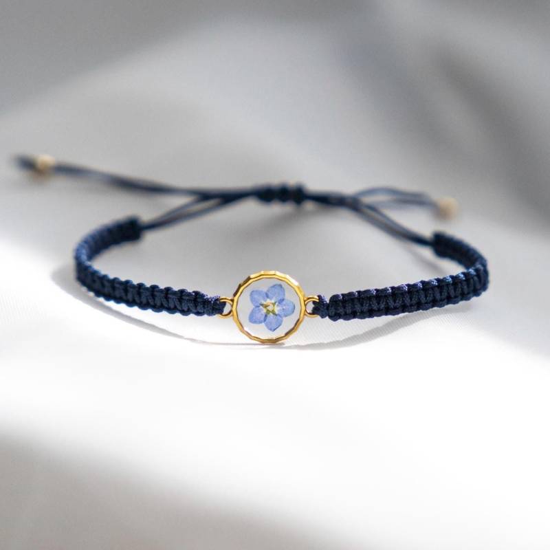 Handgemachtes Makramee-Armband Mit Vergissmeinnicht Blüte von BotanaBijoux