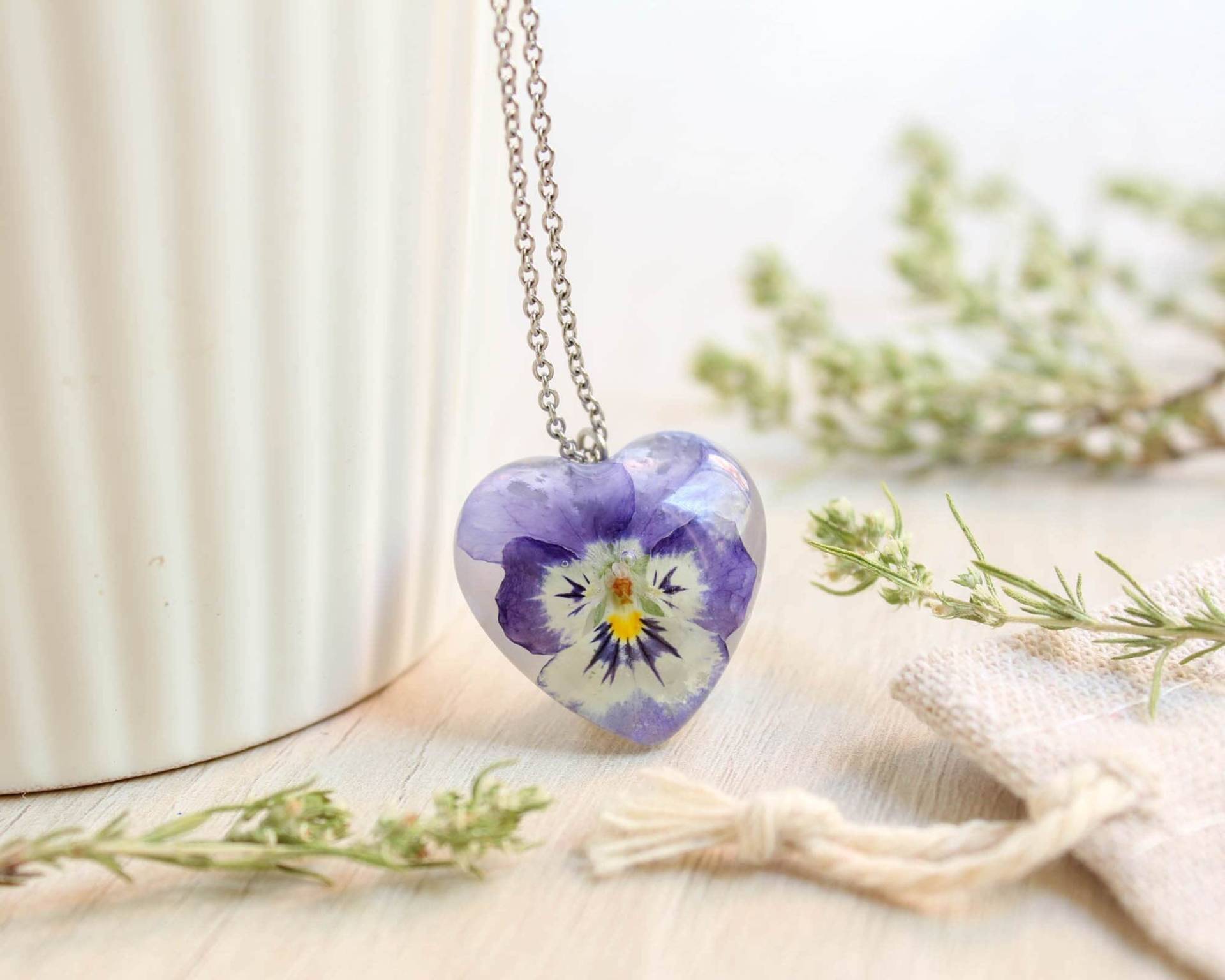 Echte Blume Halskette, Echte Geburtstagsgeschenke Für Frauen Einzigartig, Stiefmütterchen Schmuck, Zierliche Herz Halskette von BotaniaJewelry