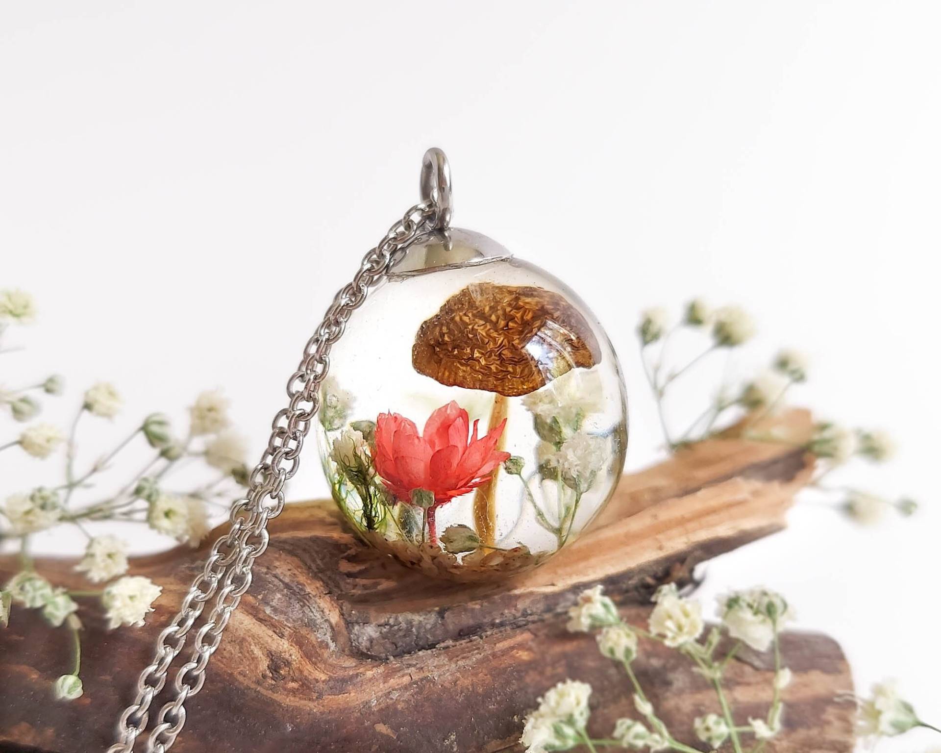 Echter Pilz Mit Roter Blume Halskette, Cottage Core Natur Inspirierter Schmuck, Geschenke Für Sie, Fungi Zierliche Florale Halskette von BotaniaJewelry