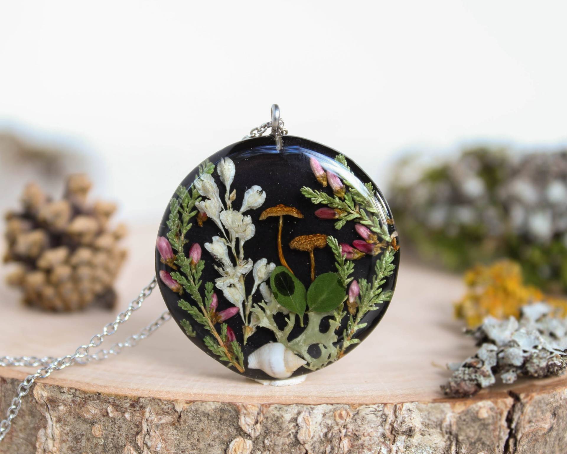 Fee Inspirierte Halskette, Echte Pilz Terrarium Halskette Anhänger, Gepresste Blume Echtes Blatt Geschenk Für Sie von BotaniaJewelry