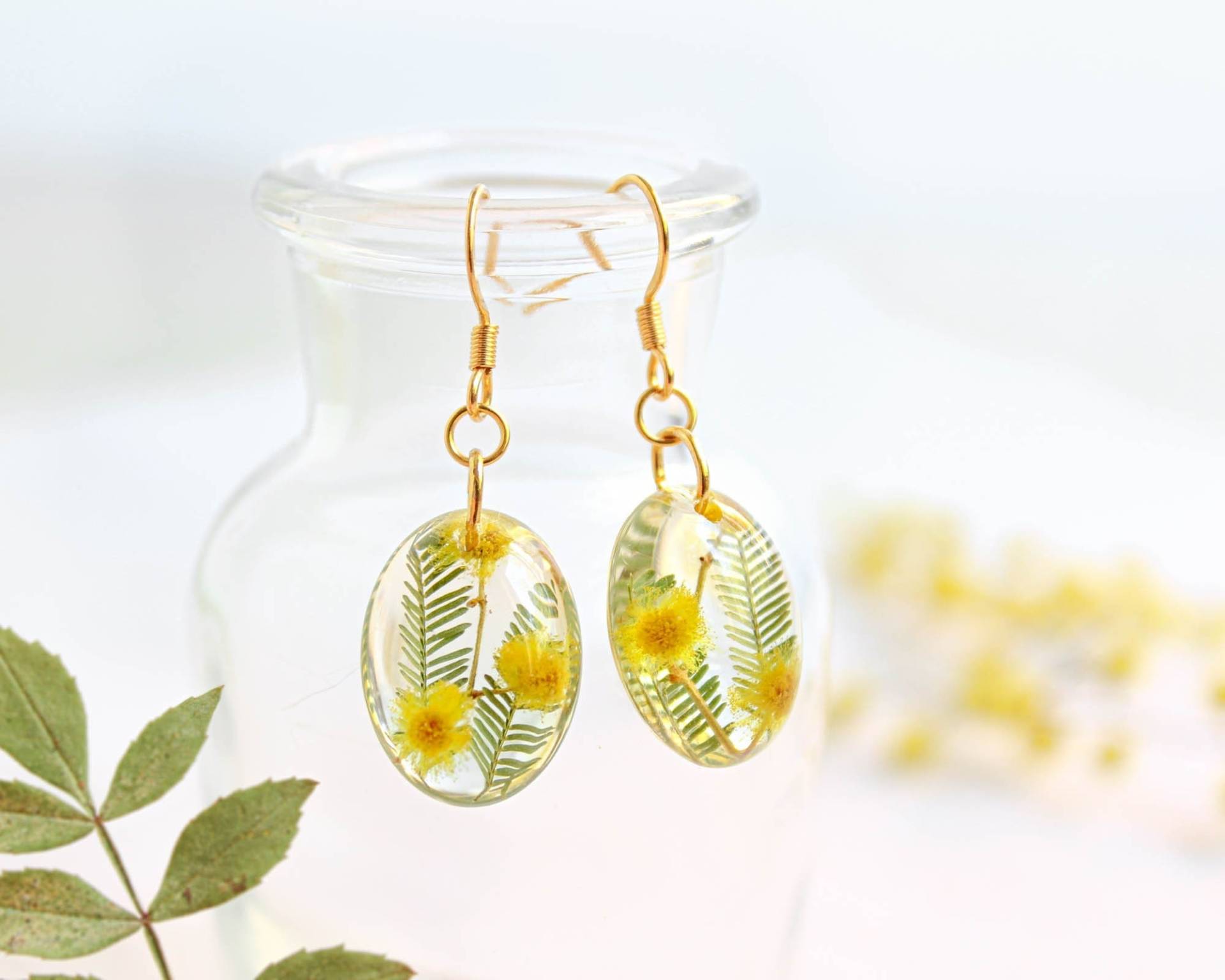 Gepresste Blume Ohrringe Gold, Oval Baumeln Ohrringe, Gelbe Mimose Natur Baumeln, Einzigartige Geschenke Für Frauen von BotaniaJewelry