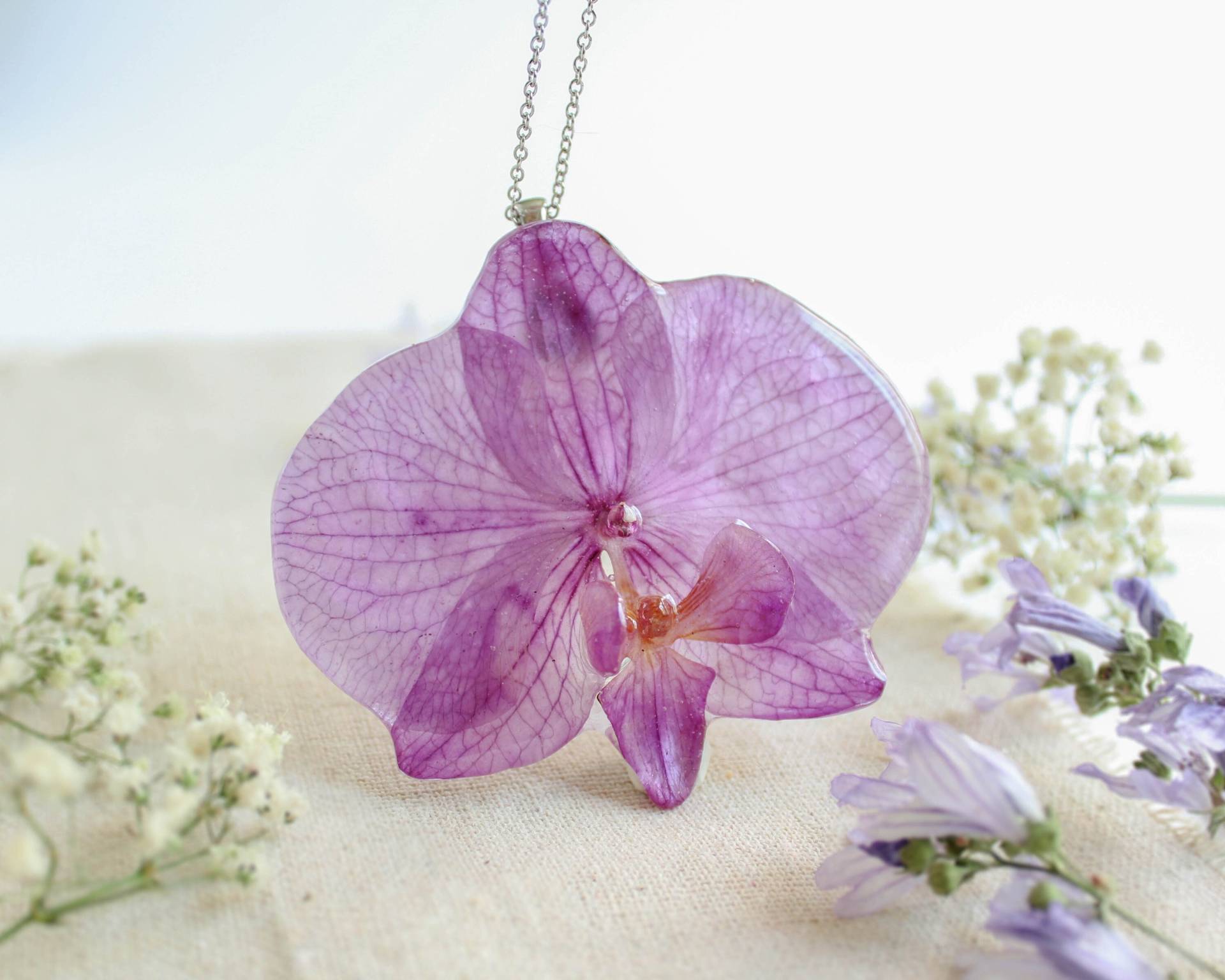 Licht Lila Halskette, Gepresste Orchidee Blume Statement Hochzeit Schmuck, Purple Brautschmuck von BotaniaJewelry