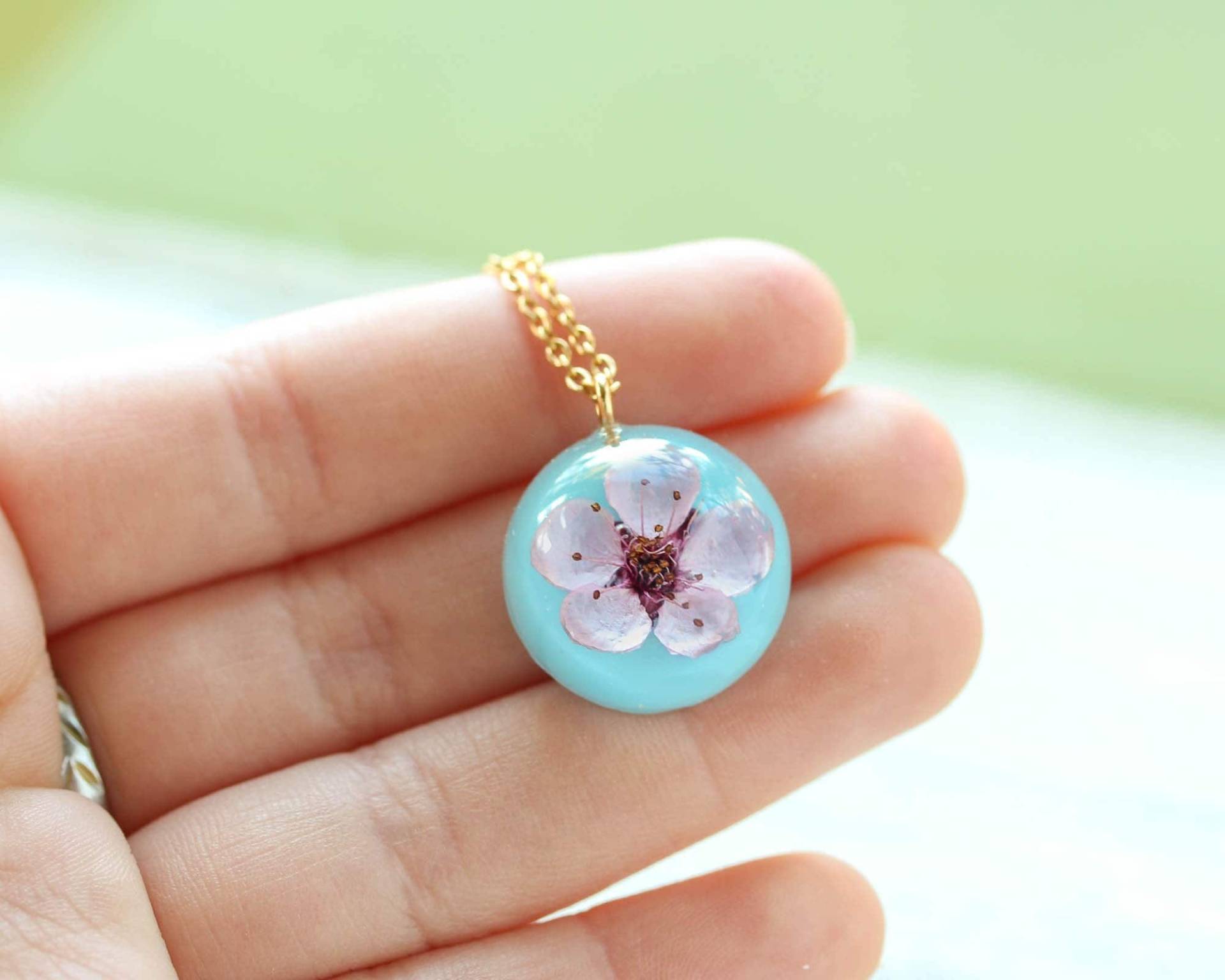 Echte Sakura Blume Halskette, Zierliche Kirschblüte Geschenk Für Sie, Frühlingsschmuck, Rosa Halskette von BotaniaJewelry